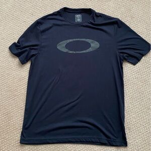 LIKE NEW. Oakley Men's Black T-Shirt